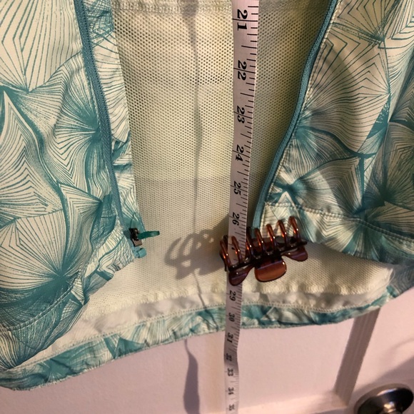 So pretty North Face windbreaker—Make an offer!  nwot light green patterned - Picture 3 of 5